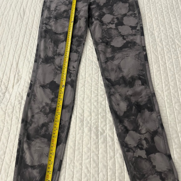 ATHLETA Women's Light & Dark Gray Colored Cloud Design Leggings (Large) - Picture 5 of 6